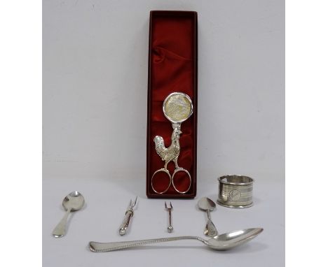 20th century silver cigar cutter in the shape of a cockerel, cased, makers H&C, 2.3oz  plus silver napkin ring, pickle fork, 