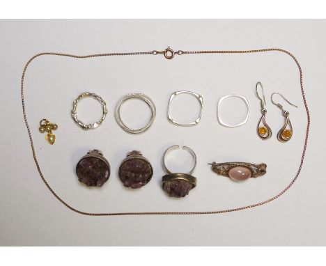 Silver rings, silver brooch, silver ring with amethyst rock and matching studs and other silver jewellery (1 box) 