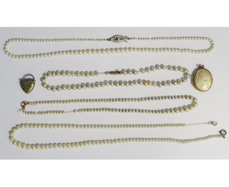 Gold coloured oval locket,&nbsp;Victorian heart-shaped locket and 4 simulated pearl necklaces&nbsp;(6)