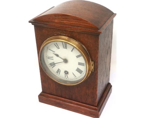 German oak cased mantle clock, working with key. P&amp;P Group 2 (£18+VAT for the first lot and £3+VAT for subsequent lots) 