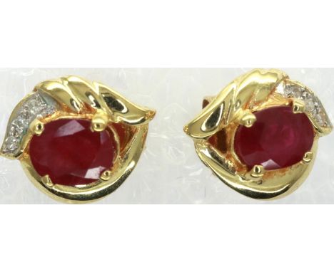 18ct gold ruby set stud earring, 2.1g. P&amp;P Group 1 (£14+VAT for the first lot and £1+VAT for subsequent lots) 