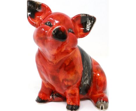 Anita Harris sitting pig, signed in gold, H: 14 cm. P&amp;P Group 1 (£14+VAT for the first lot and £1+VAT for subsequent lots