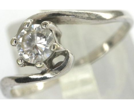 9ct white gold ring with Cubic Zirconia stone, size O, 1.6g. P&amp;P Group 1 (£14+VAT for the first lot and £1+VAT for subseq