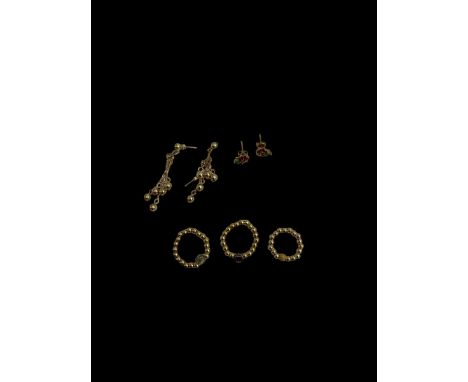 Three 14ct gold expanding bead rings, two set with blue topaz and amethyst, pair of 9ct gold ruby and emerald flower stud ear