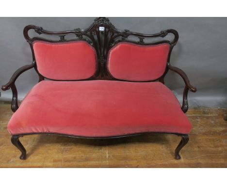 A GEORGIAN STYLE MAHOGANY FRAMED DOUBLE BACKED SOFA, the rectangular shaped back with foliate motifs and pierced vase shaped 