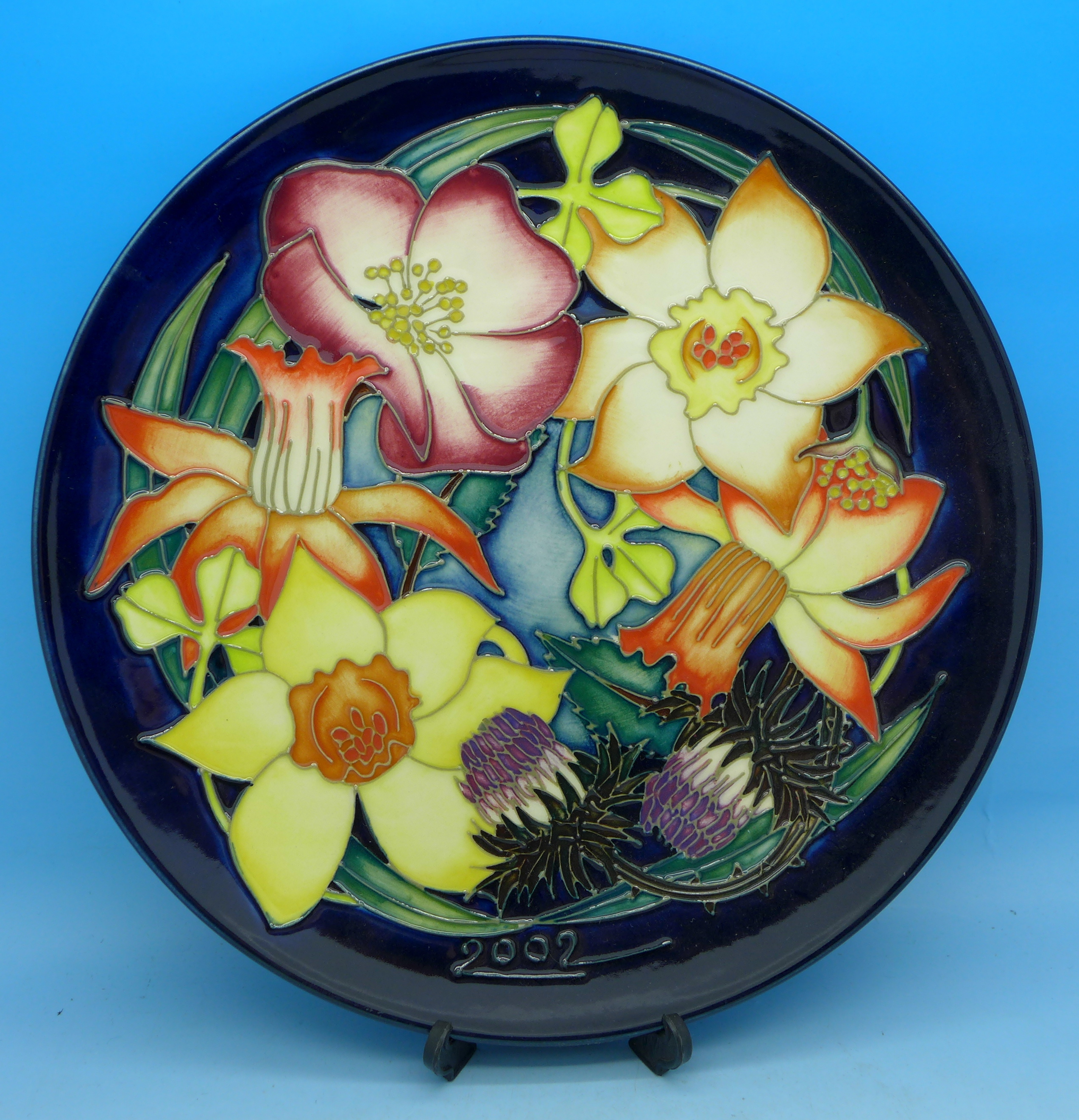 A Moorcroft plate, Trial piece, 24901, 2002 Golden Jubilee, boxed, 22cm