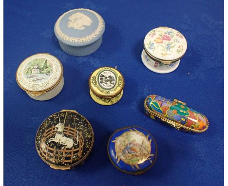 A GROUP OF CERAMIC PILL BOXES 