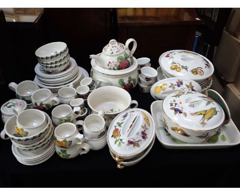 A COLLECTION OF PORTMEIRION 'POMONA 'AND ROYAL WORCESTER 'EVESHAM' tableware including serving dishes and teaware