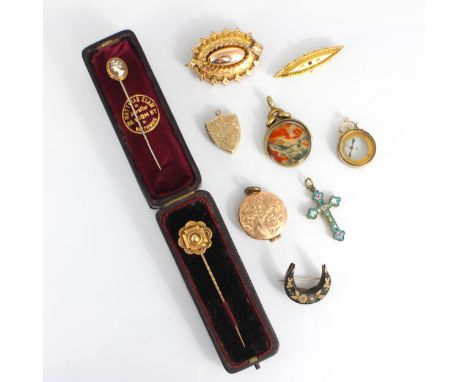 A selection of jewellery, including a late 19th century 9ct yellow gold brooch, of oval form with cannetille detail, 4.5cm lo