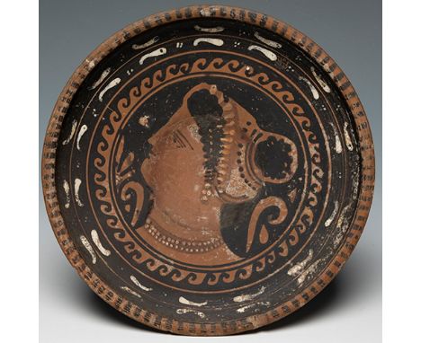 Dish. Apulia. Magna Graecia, 4th BC.Polychrome ceramic with black glaze.Attached is a report issued by Ricardo Batista Noguer