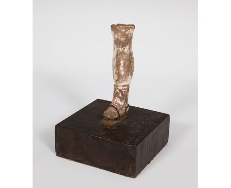 Warrior's foot; Rome, Hellenistic period, 1st century BC-AD 1st century.Terracotta.It shows traces of an ancient label.Proven