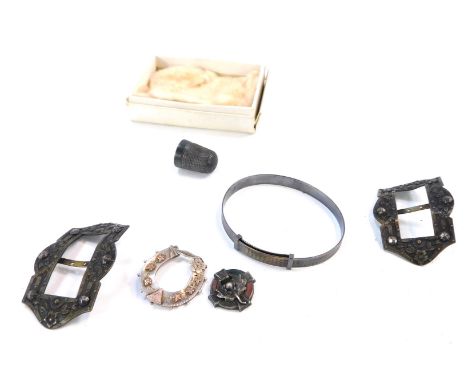 A group of Victorian and later jewellery, to include a silver horseshoe brooch, two steel floral belt buckles, a silver and a