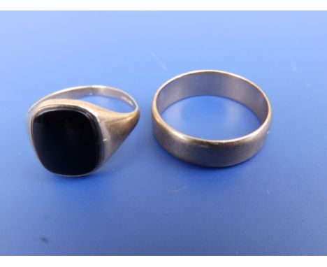 A 9ct signet ring and a 9ct wedding band. (2)