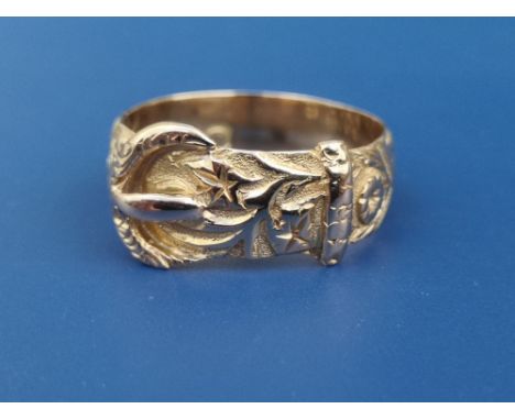 An 18ct gold buckle band ring, Chester marks.  Finger size N/O.