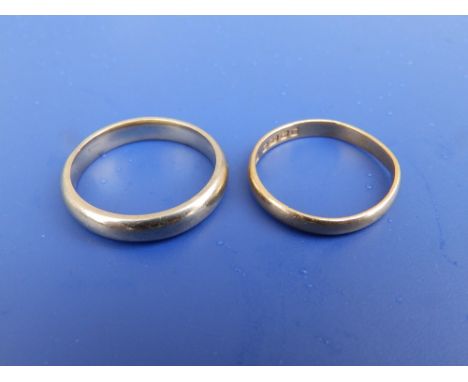 A 22ct gold wedding ring and an 18ct wedding ring. (2)