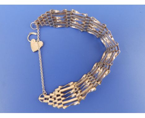 A 9ct gold gate link bracelet.