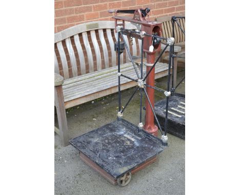 Vintage weighing scales to weigh 5cwt