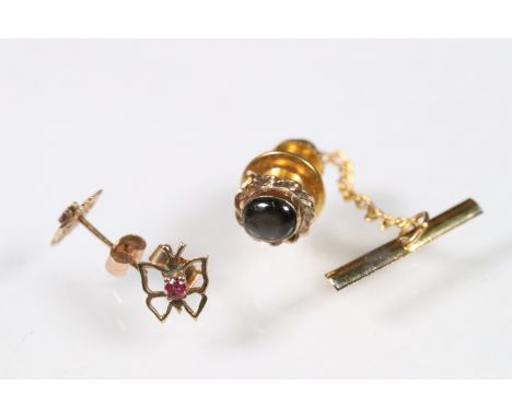 18ct gold and black star sapphire tie pin having a black cabochon bezel set within a rope twist mount. Marked 18k to verso. H