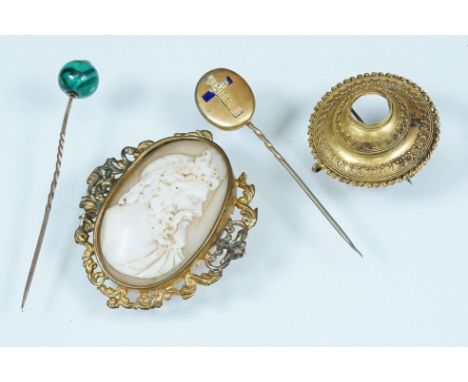 Collection of Victorian jewellery to include a carved cameo brooch with yellow metal mount, an etruscan revival mourning broo