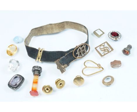 Collection of Victorian and later jewellery and findings to include two 9ct initial slides (marked 9ct to verso), an 18ct gol