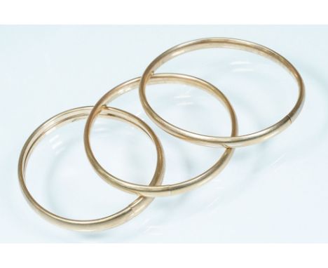 Three 9ct gold bangle bracelets on plain design with tongue in groove clasps. Each hallmarked for Birmingham. Measures 6cm in