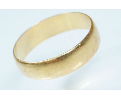 22ct gold wedding band ring of D form. Hallmarked Birmingham 1921. Size R.