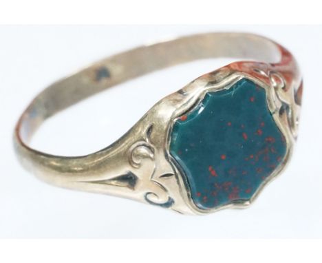 9ct gold and bloodstone signet ring having a armorial head. Hallmarked Birmingham 1944. Size R.
