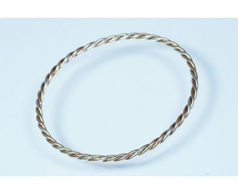 Tri 9ct gold bangle bracelet of twist form. Hallmarked London 1989. Measures 6.5cm.