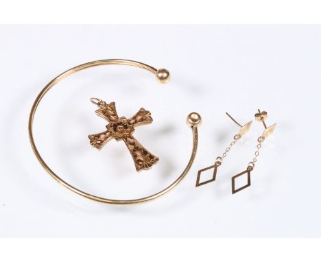 9ct gold cross pendant with engraved details (marked 375 to verso), a pair of 9ct drop earrings (hallmarked to posts) and a y