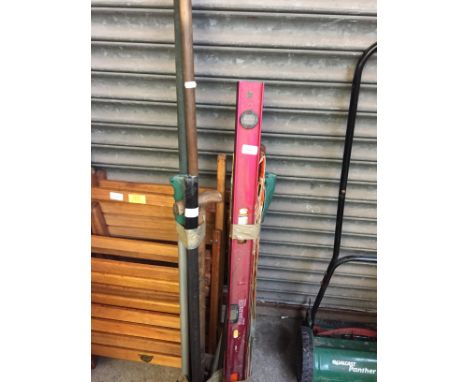 2 BUNDLES OF GARDEN TOOLS, SPIRIT LEVEL ETC