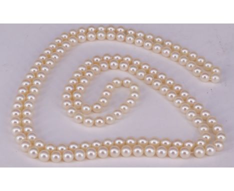Perlenkette, Zuchtperlen, lange Kette mit ca. 6,5 mm gleichmäßig großen Perlen, L. 108 cm. Mit Beleg von Fa. Sakata Pearl Co.