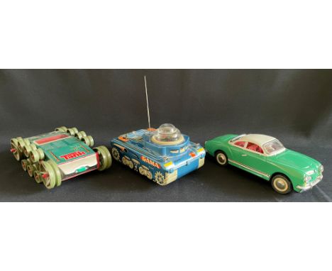 Konvolut Blechspielzeug, Space Toy, Weltraum-Tank, Panzer, China 60er Jahre, Gama-Panzer, Auto, bespielt, Länge 22, 21 u. 24 