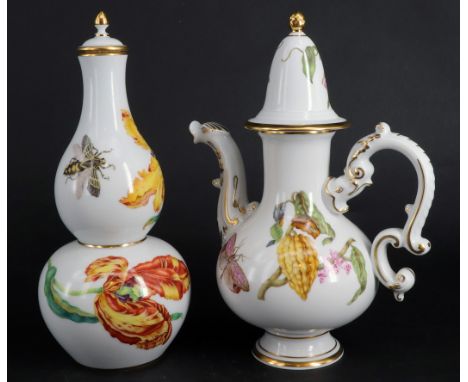 Meissen, 2 Objekte: Deckelvase bzw. Kürbisvase mit Deckel, Porzellan, farbig staffiert, mit Tulpendekor, Raupe und Schmetterl