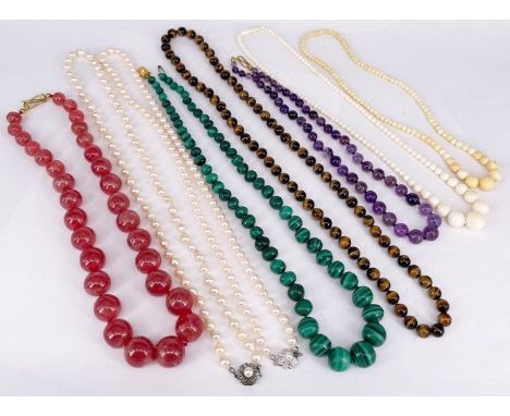 Erdbeerquarz, L. 54 cm; Tigerauge, L. 66 cm; Amethyst, L. 48 cm; Malachit, L. 60 cm; 2 Ketten, Bein, 44 und 52 cm; 