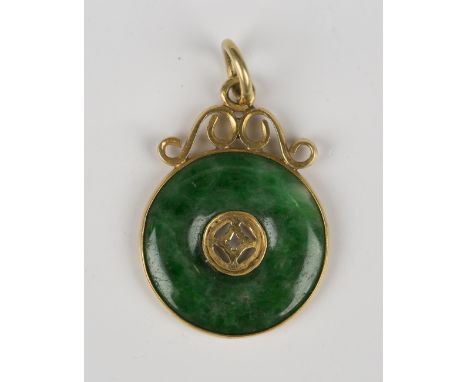 A gold mounted circular jade bi pendant with pierced decoration, unmarked, weight 1.9g, length 2.8cm.Buyer’s Premium 29.4% (i