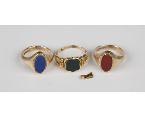 A Victorian gold cased shield shaped agate signet ring, unmarked, ring size approx I1/2, a 9ct gold and lapis lazuli oval sig