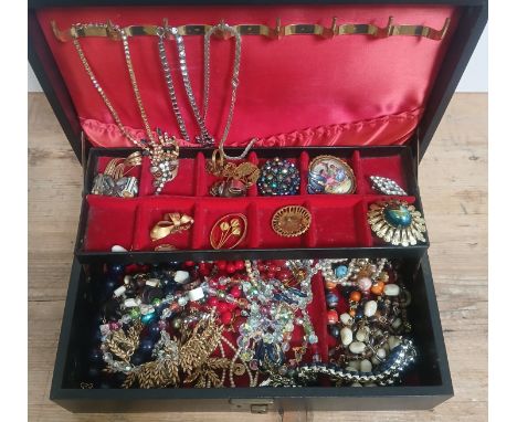 A black jewellery box containing vintage costume jewellery including yellow metal etc.