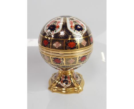 Royal Crown Derby Imari pattern Millennium globe clock, produced for Sinclairs, No 674/1000, circa 1998, 16.5cm high.