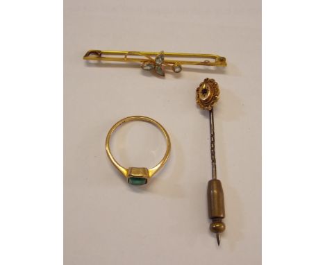 9CT ROSE GOLD GREEN STONE RING, 9CT TOPAZ BAR BROOCH AND STICK PIN, 3.4G APPROX