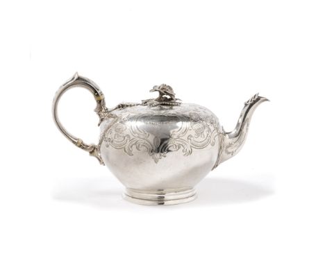 Silver teapot of baluster form with engraved decoration, London 1849, 515 grams