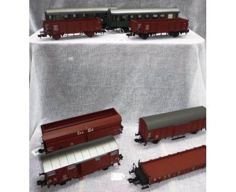 MARKLIN GAUGE 1:  TWO CARRIAGES and four trucks, unboxed. (6)