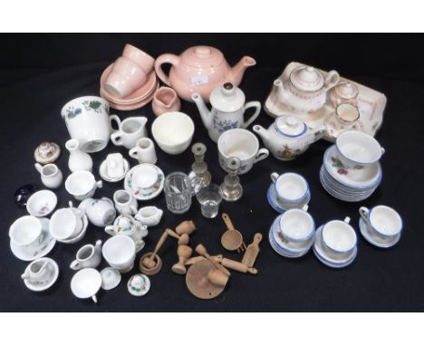 A COLLECTION OF VINTAGE CERAMIC DOLL'S TEAWARE, miniature wooden kitchen items and sundries