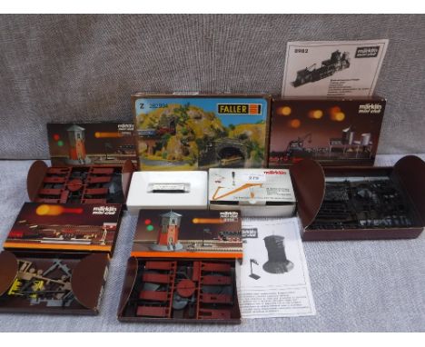 MARKLIN MINI CLUB SERIES Z GAUGE: A COLLECTION OF  BUILDINGS, SIGNALS AND ACCESSORIES, boxed, No. 8996, 8985, 8982 and a Fall