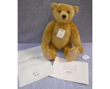 STEIFF: A BRITISH COLLECTOR'S BEAR 2001, No 00199 (with certificate)