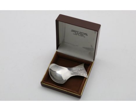 A LATE 20TH CENTURY CADDY SPOON of asymetrical form with a textured handle, by Graham Watling (of Lacock) with London hallmar