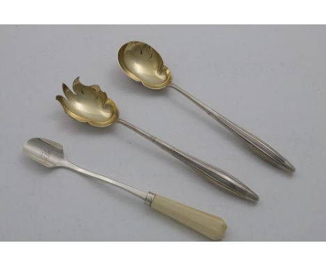 A PAIR OF ARTS &amp; CRAFTS SALAD SERVERS with ribbed, swollen handles &amp; gilt bowls, by Mappin &amp; Webb, Sheffield 1900