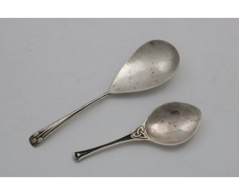 AN EARLY 20TH CENTURY ARTS &amp; CRAFTS CADDY SPOON with a drop-shaped bowl and a slender stem, with stylised seed heads in r