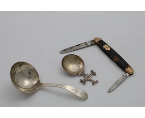 A LATE 20TH CENTURY SCOTTISH (SHETLAND) CADDY SPOON with a cross handle, maker's mark "SS", Edinburgh 1971, a George III Iris