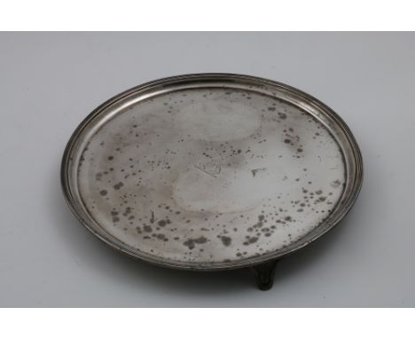 AN EARLY 20TH CENTURY CIRCULAR SALVER with a reeded rim and reeded bracket feet, crested, by A &amp; F. Parsons (for Tessiers