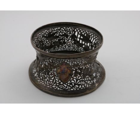 AN EARLY 20TH CENTURY IRISH DISH RING of conventional spool form, the sides pierced and embossed with birds, scrolls and fest